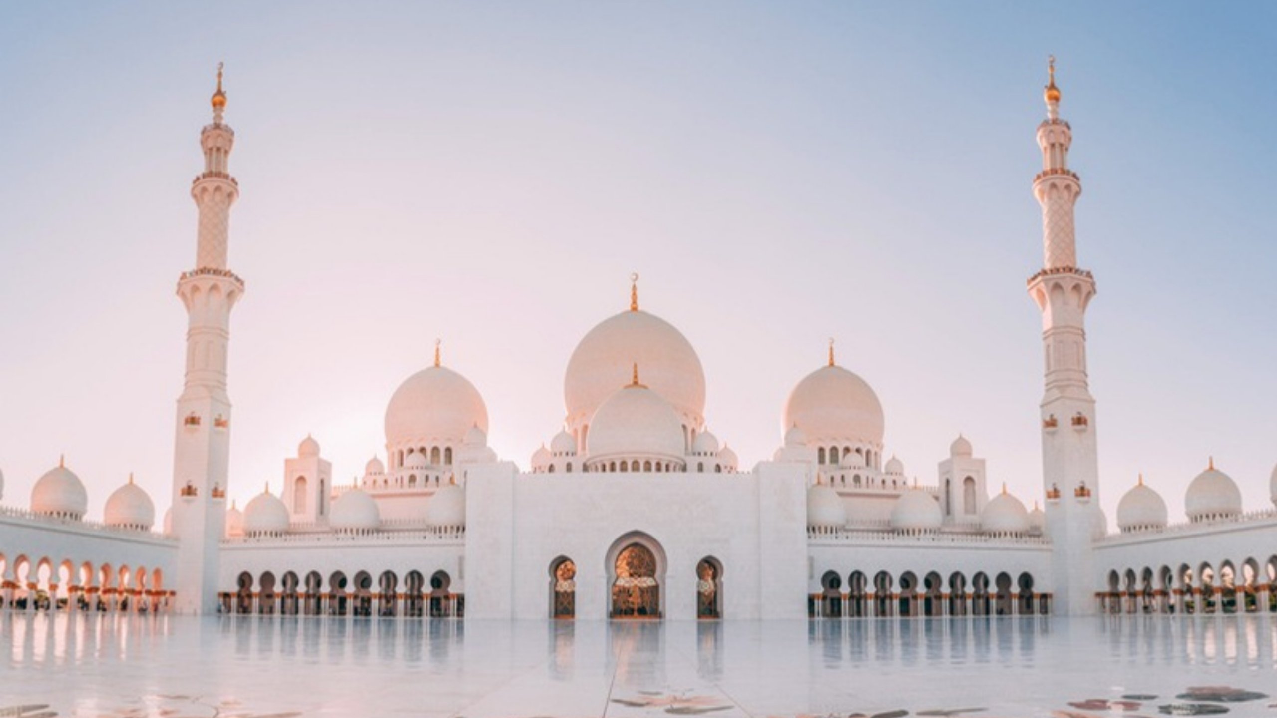 The white domes and minarets of the Sheikh Zayed Grand Mosque