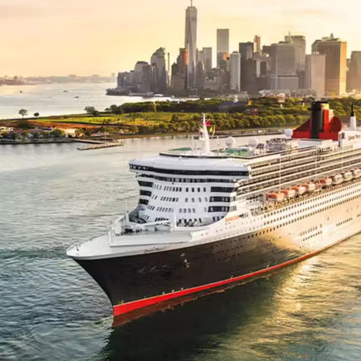 Queen Mary 2 sailing past the New York City skyline