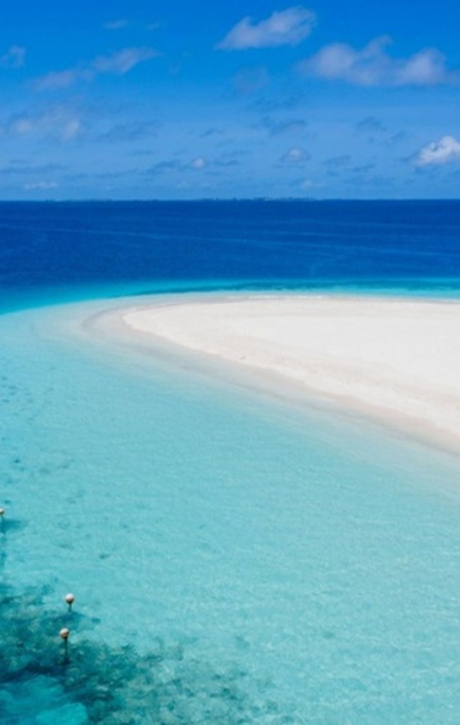 A beach with turquoise water in Guraidhoo, South Male Atoll