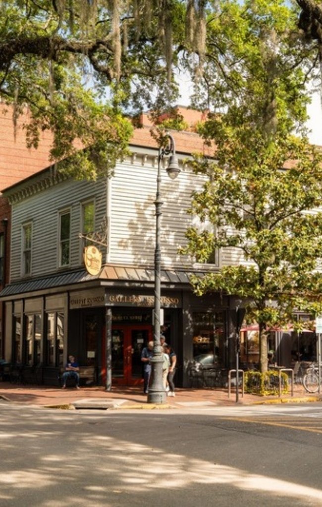 A corner café beneath live oaks in downtown Savannah