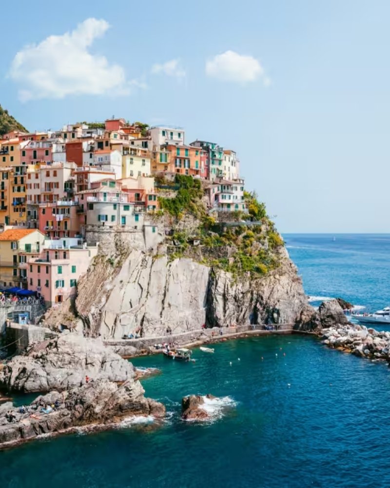 Colorful cliffside houses of Manarola in the Cinque Terre